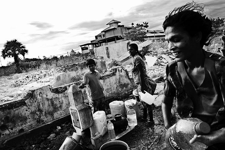 Q. Sakamaki Tamils obtain water from a well in the war-torn town of Jaffna. Sri Lanka, June 2006.